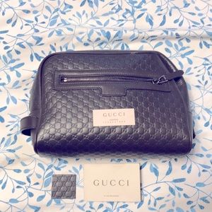 Gucci Mens Microguccissima Black Toiletry Bag – Queen Bee of Beverly Hills